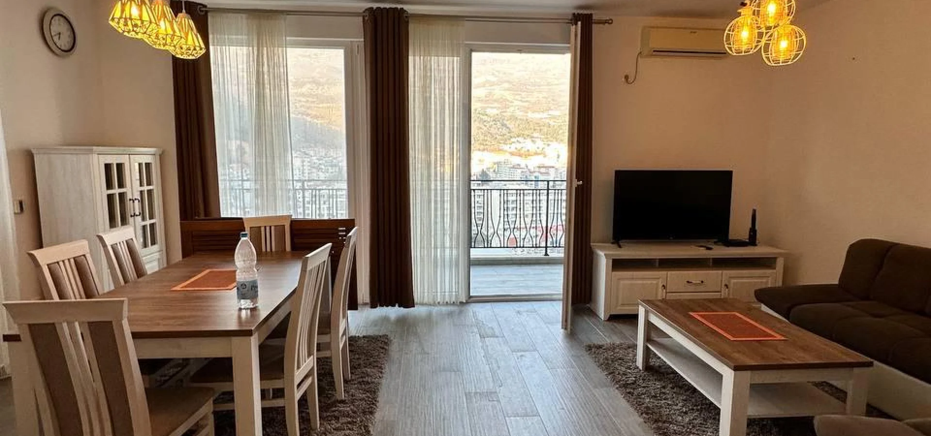 Budva da  1 + 1  satılık geniş daire