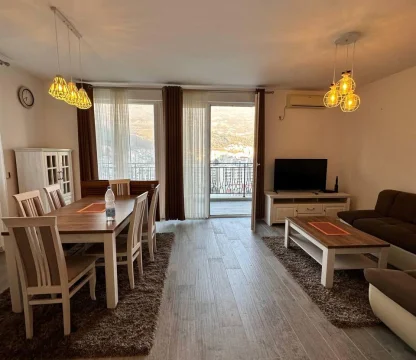 Budva da  1 + 1  satılık geniş daire