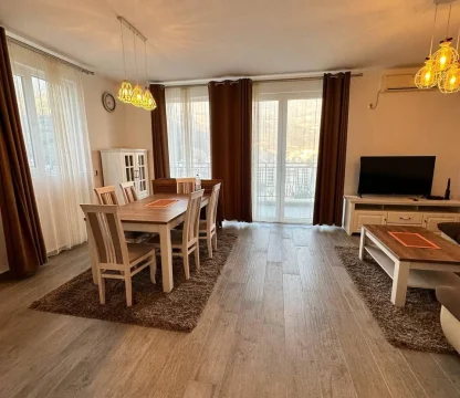 Budva da  1 + 1  satılık geniş daire