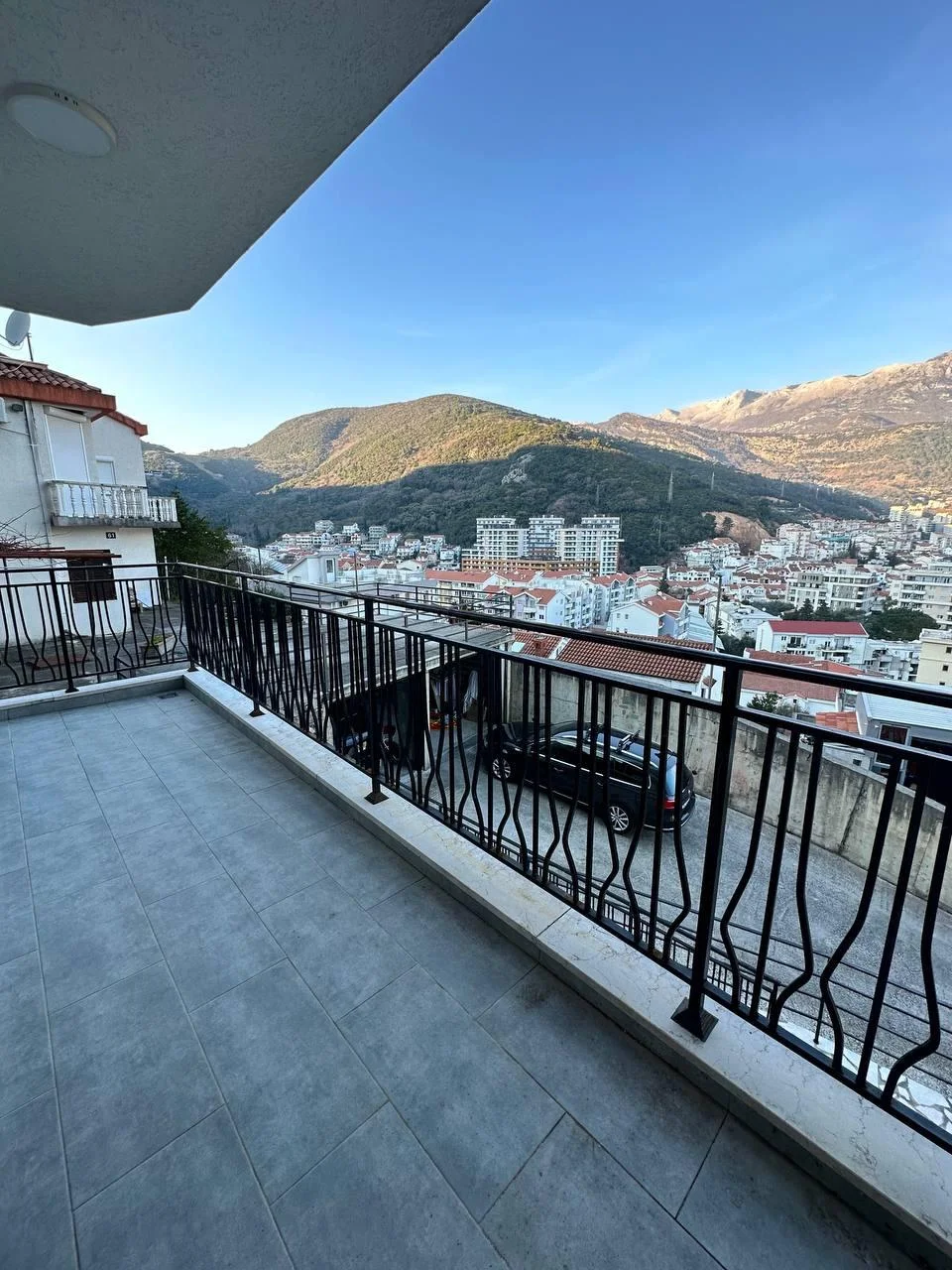 Budva da  1 + 1  satılık geniş daire