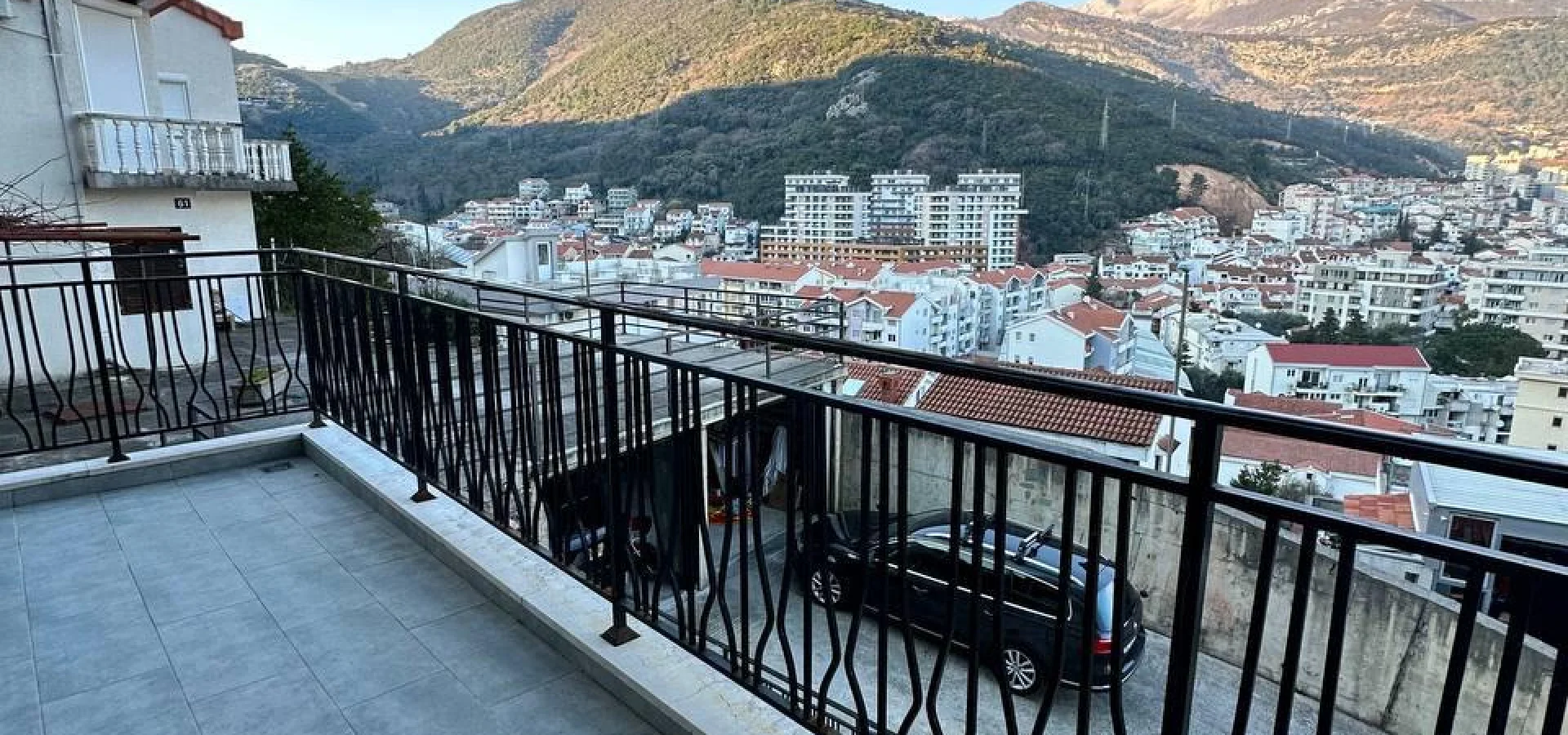 Budva da  1 + 1  satılık geniş daire