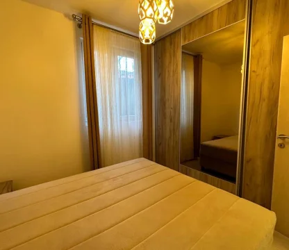 Budva da  1 + 1  satılık geniş daire