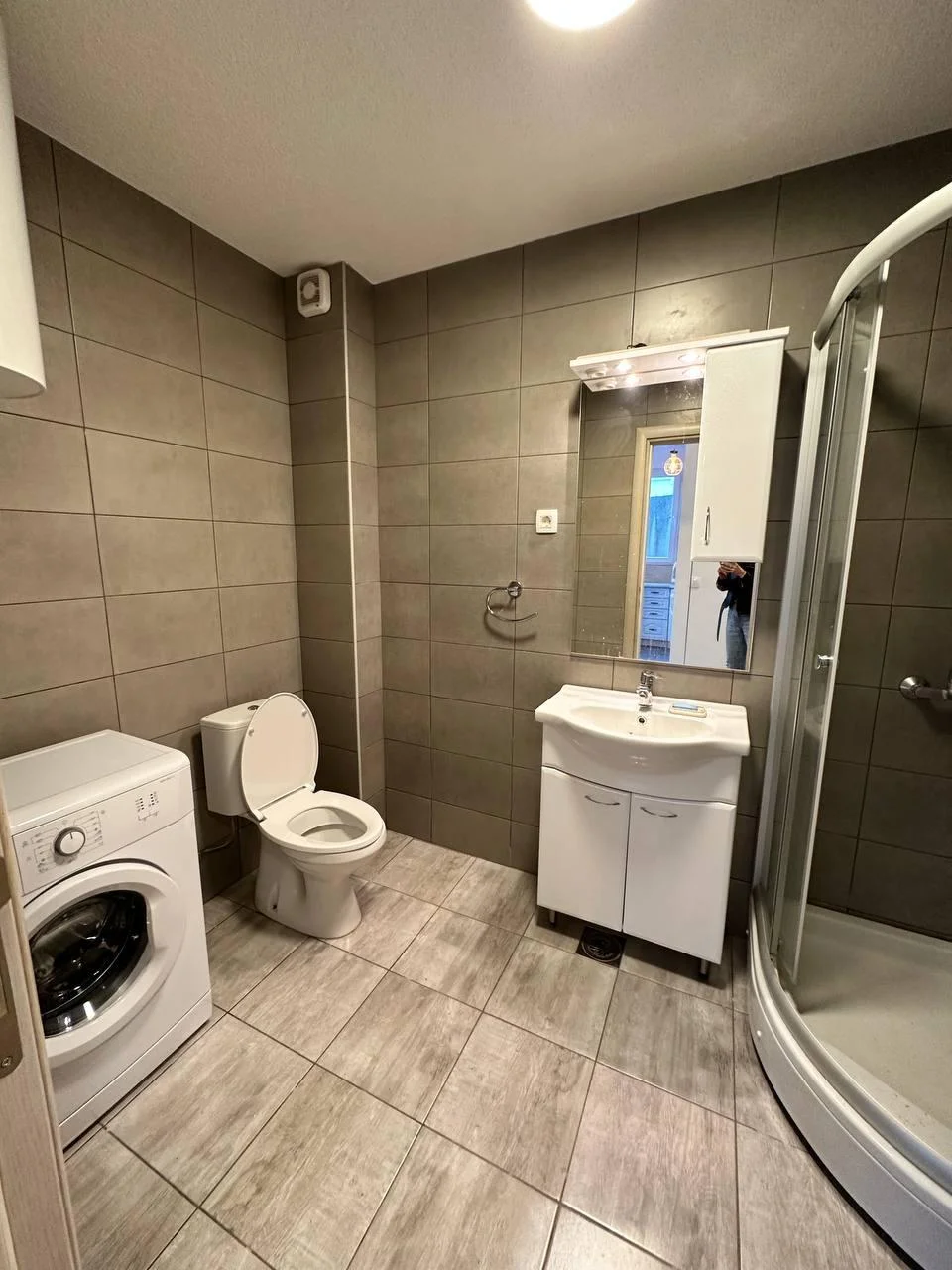 Budva da  1 + 1  satılık geniş daire