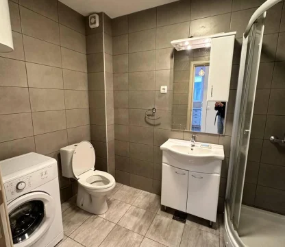 Budva da  1 + 1  satılık geniş daire