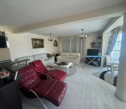 Budva  beciçi de Splendid otelin karsısında 2 + 1 daire 