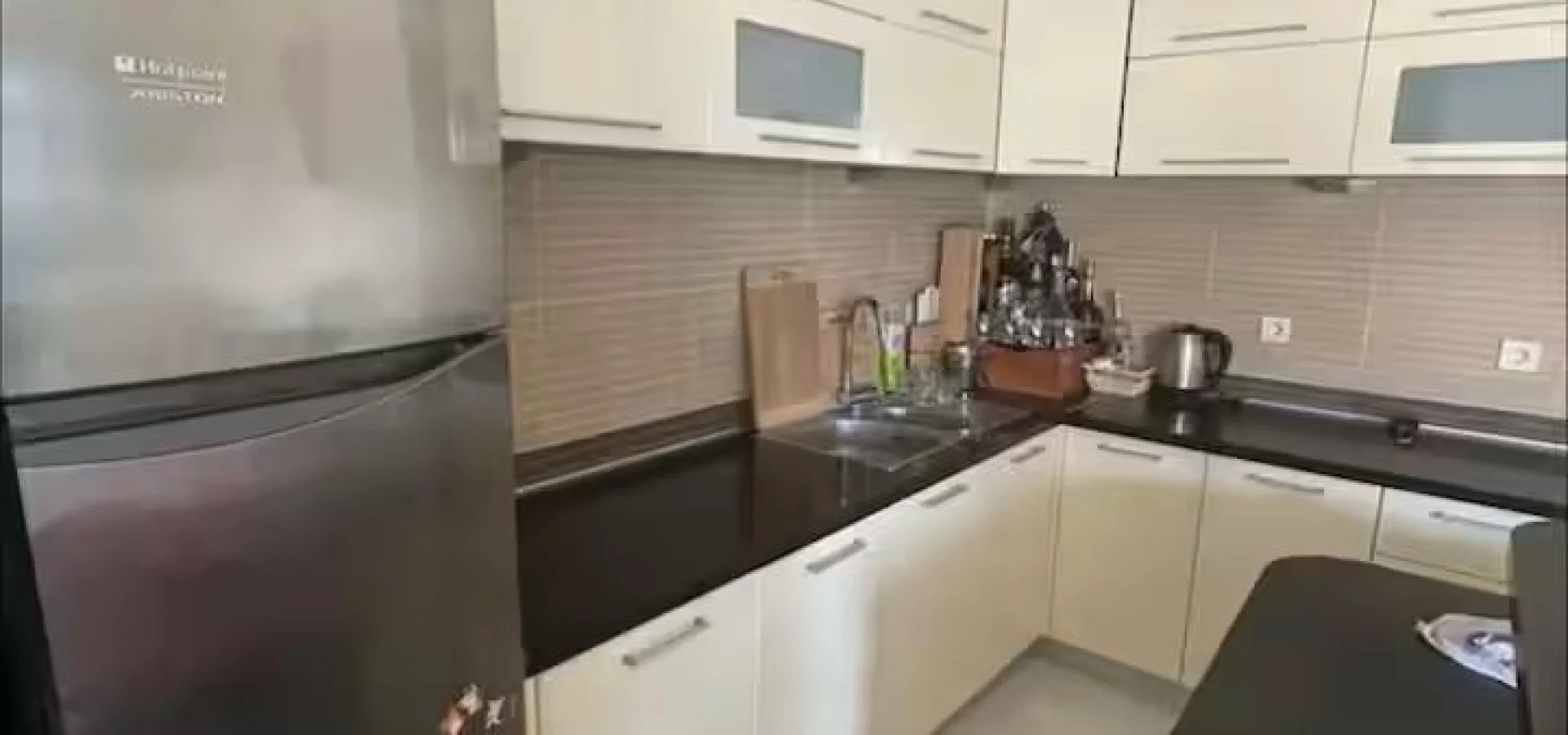 Budva  beciçi de Splendid otelin karsısında 2 + 1 daire 