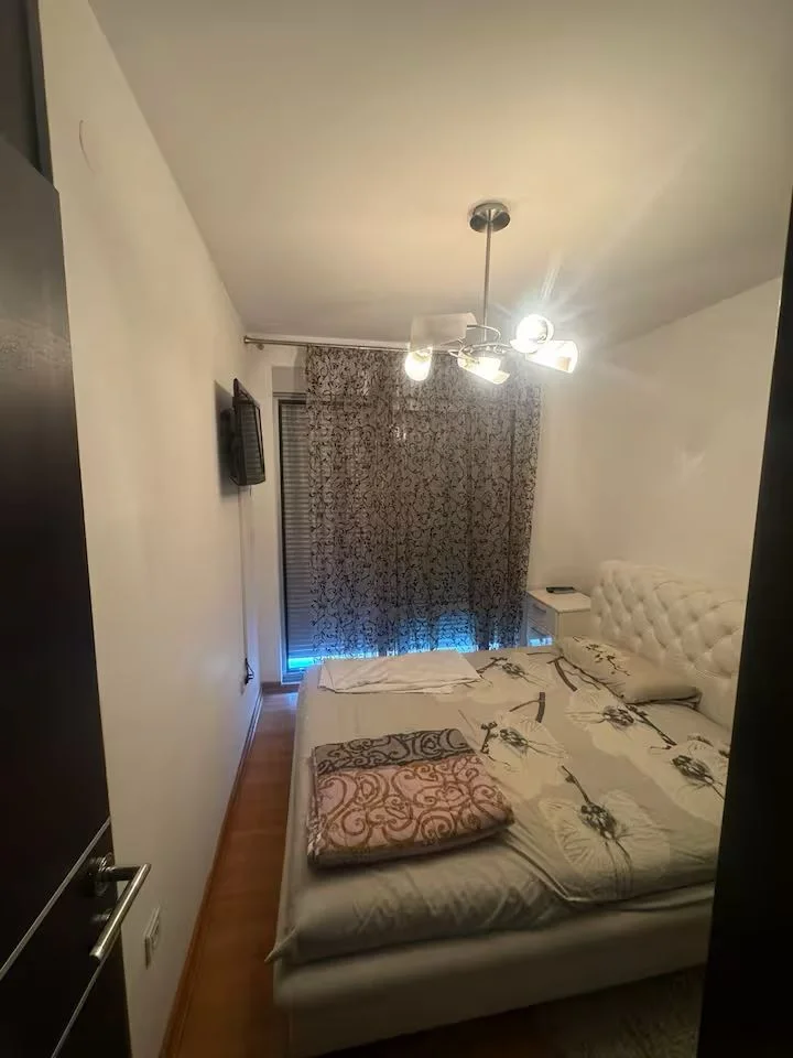 Budva  beciçi de Splendid otelin karsısında 2 + 1 daire 