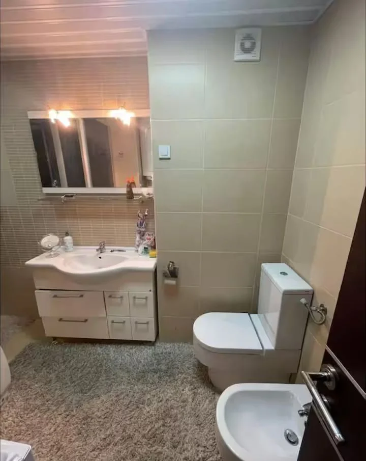 Budva  beciçi de Splendid otelin karsısında 2 + 1 daire 