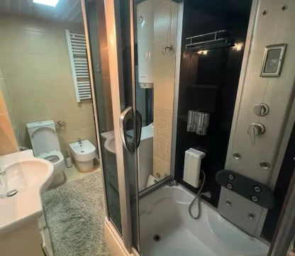 Budva  beciçi de Splendid otelin karsısında 2 + 1 daire 