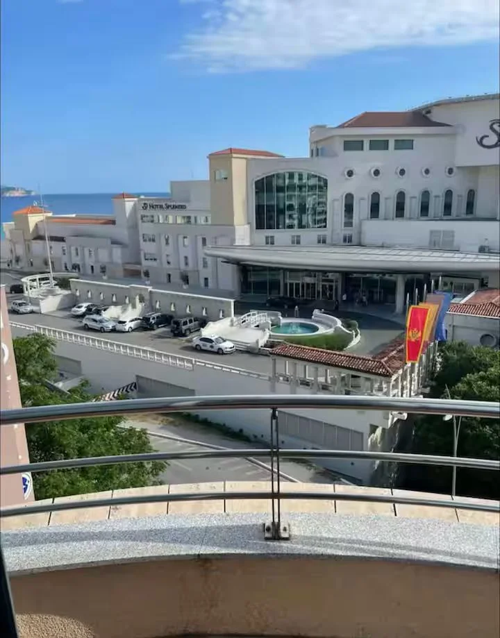 Budva  beciçi de Splendid otelin karsısında 2 + 1 daire 