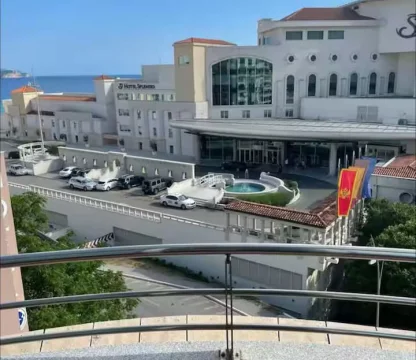 Budva  beciçi de Splendid otelin karsısında 2 + 1 daire 