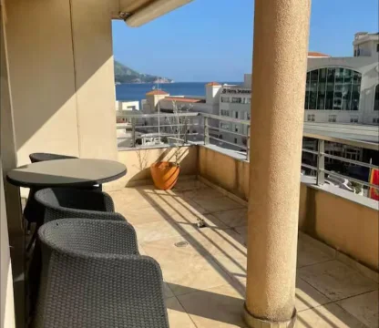 Budva  beciçi de Splendid otelin karsısında 2 + 1 daire 