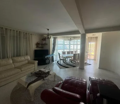 Budva  beciçi de Splendid otelin karsısında 2 + 1 daire 