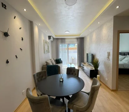 Budva'da 2 + 1  lüks daire kiralık