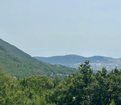 Bar şehrinde deniz manzaralı satılık arazi  6.600 m2 