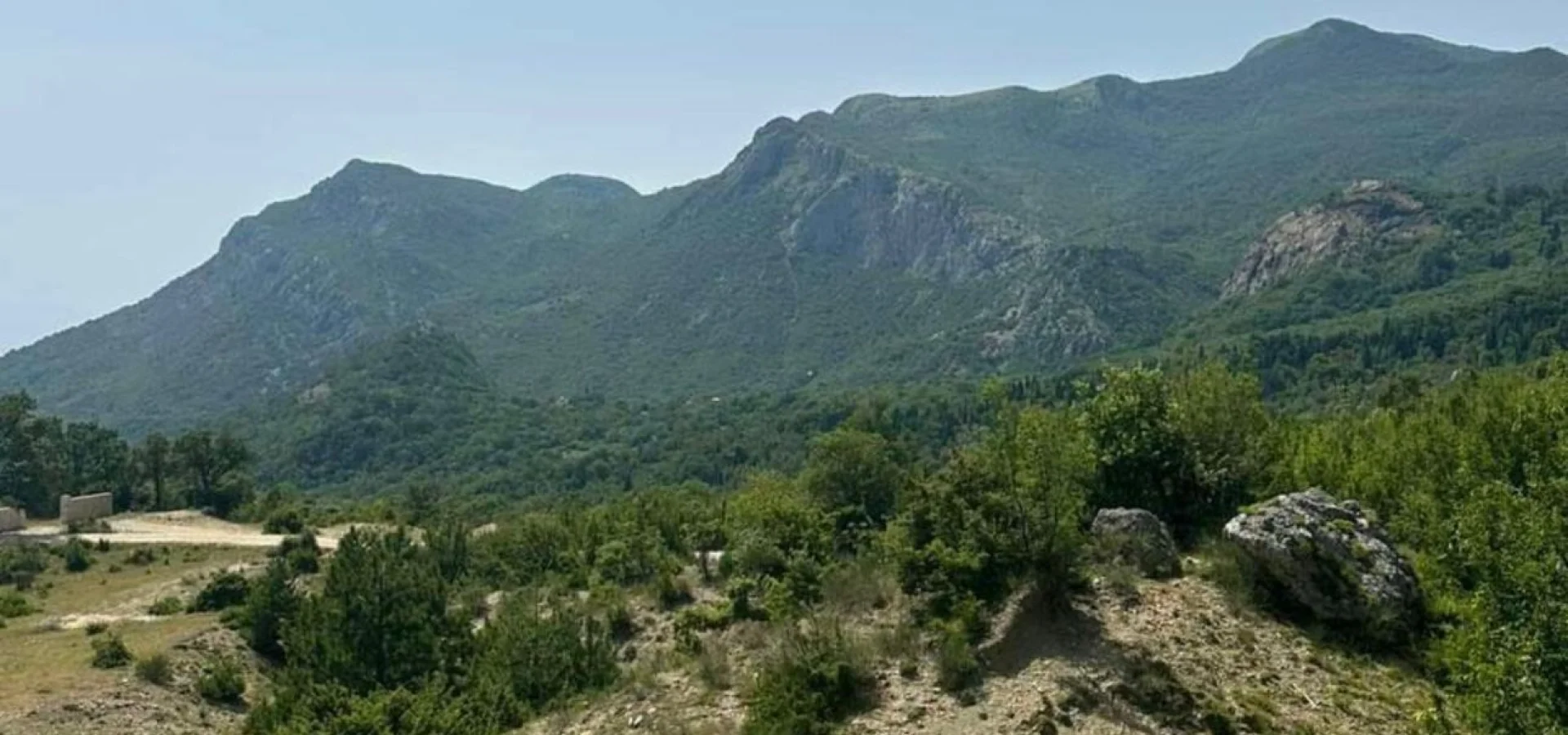 Bar şehrinde deniz manzaralı satılık arazi  6.600 m2 