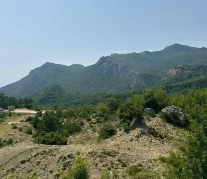 Bar şehrinde deniz manzaralı satılık arazi  6.600 m2 