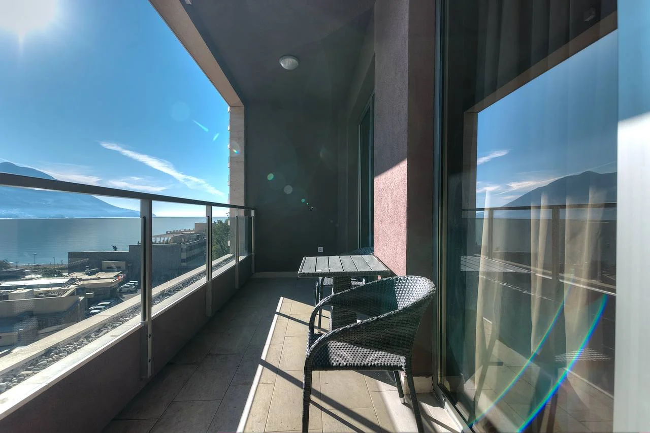 Budva'da deniz manzaralı 1 + 1 satılık daire