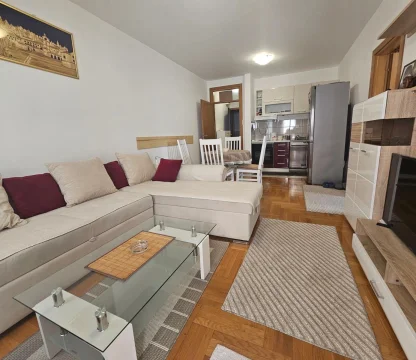 Budva'da New School yakınlarında 1 + 1 daire