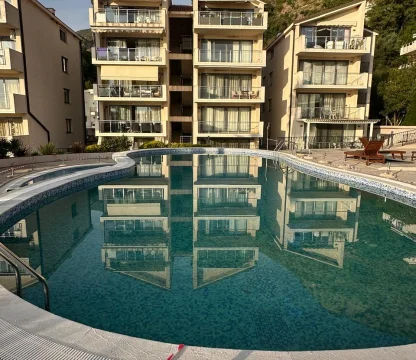 Budva Przno Bölgesi'nde yüzme havuzlu bir komplekste 2 +1 daire